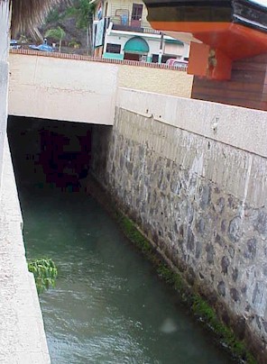 Sheer tunnel walls offer no change of escape to swimmers